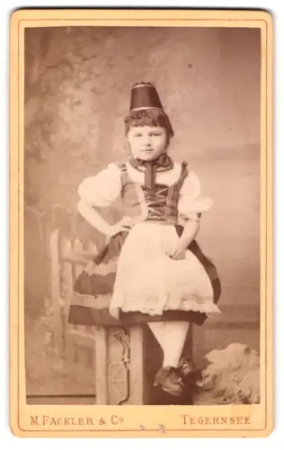 Fotografie M. Fackler & Co., Tegernsee, Kleines Mädchen in bayrischer Tracht