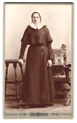 Fotografie Gebrüder Laifle, Regensburg, V. d. Tannstrasse 2, Frau in klösterlicher Tracht mit Rosenkranz