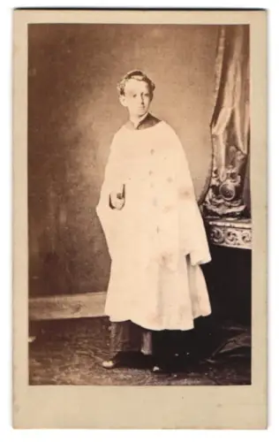 Fotografie E. Austin & Co., Brixton, Cold Harbour Lane 196, Junge in liturgischem Gewand mit Bibel