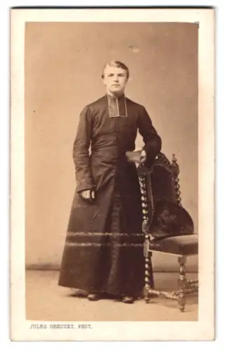 Fotografie Jules Géruzet, Brüssel, 27 rue de l`Ecuyer, Geistlicher in Robe im Porträt