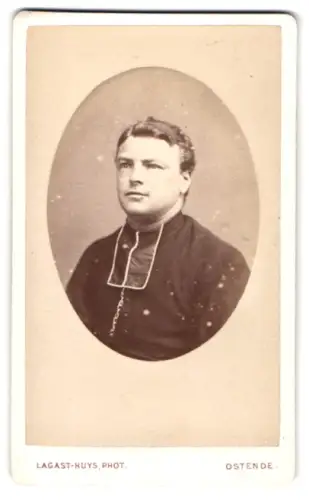 Fotografie Lagast-Huys, Ostende, Rue de Flandre 3, Porträt eines Geistlichen