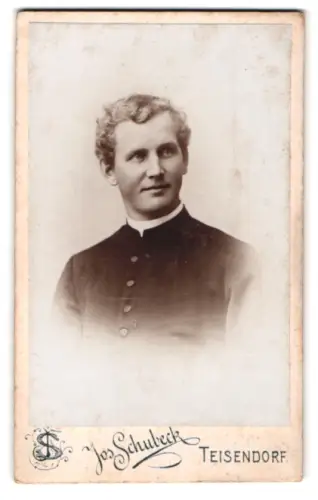 Fotografie Jos. Schubeck, Teisendorf, Elegantes Porträt eines Geistlichen