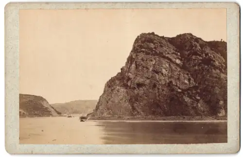 Fotografie unbekannter Fotograf, Ansicht St. Goarshausen, Der Lorelei Felsen