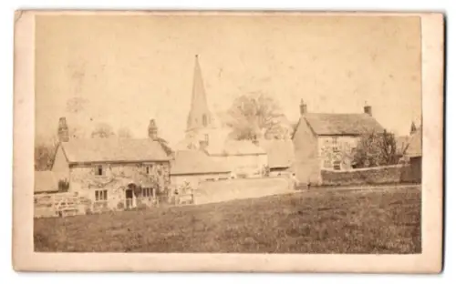 Fotografie unbekannter Fotograf, Ansicht Bampton, Idyllische Dorflandschaft mit Kirchturm