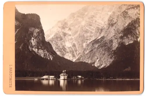 Fotografie Ludwig Hardtmuth, Salzburg, Ansicht St. Bartholomä am Königsee, Malerisches Bergpanorama vom See aus