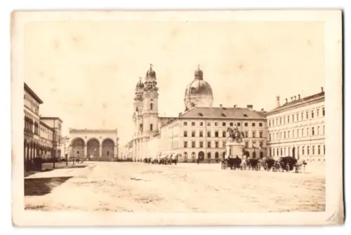 Fotografie G. Böttger, München, Kaufingerstrasse 9, Ansicht München, Odeonsplatz mit Denkmal