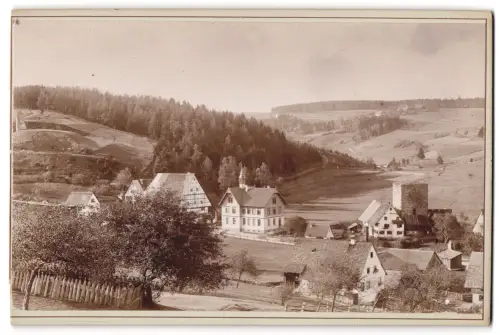 Fotografie W. Seiler, Königsfeld /Baden, Ansicht Königsfeld /Baden, Idyllischen Ortsansicht mit Feldern und Wald