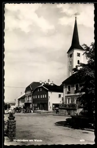 AK Neukirchen am Walde, Ortsplatz mit Kirche und Häusern