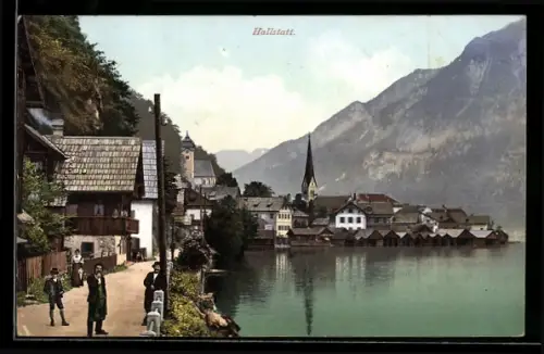 AK Hallstatt, Strassenpartie am Ufer, Im Hintergrund Kirche