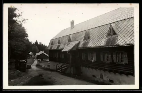 AK Schwarzenberg am Böhmerwald, Holzschlag, Strassenpartie mit Touristenhaus