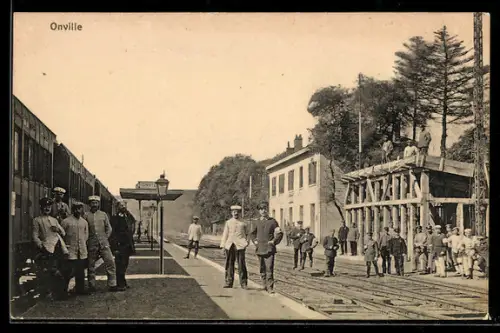 AK Onville, Bahnhof mit Soldaten