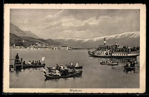 AK Maderno, Ortspanorama mit Booten und Dampfer