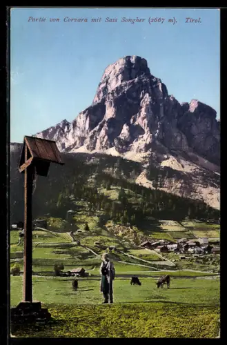 AK Corvara, Flurkreuz mit Blick zum Sass Songher