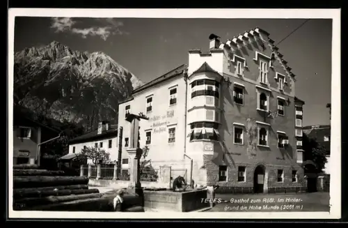 AK Telfs, Gasthof zum Rössl m. Brunnen, Hohe Munde im Hintergrund