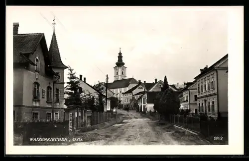 AK Waizenkirchen /O. Ö., Dorfstrasse mit Kirche u. Turmvilla