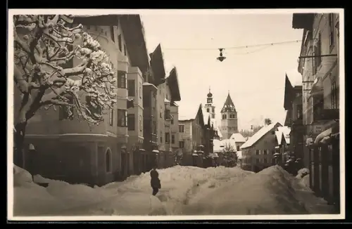 AK Kitzbühel /Tirol, Strassenpartie mit Kirche im Schnee