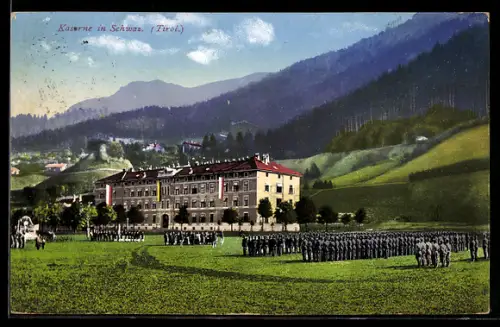AK Schwaz /Tirol, Kaserne mit Soldaten