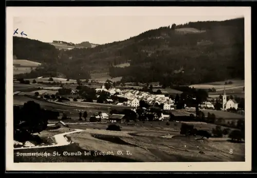 AK St. Oswald bei Freistadt, Ortsansicht mit Blick auf die bewaldeten Anhöhen