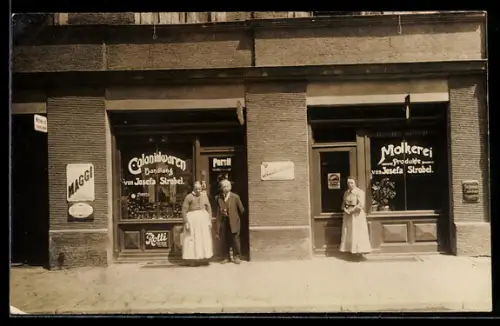 Foto-AK Kolonialwarenhandlung von Josefa Strobel, Schaufenster mit Waren, Emailleschild Maggi