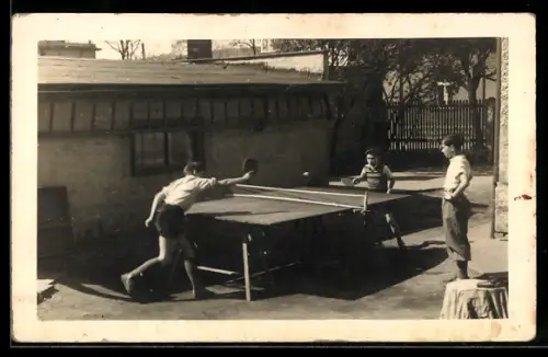 Foto-AK Tischtennisspieler bei einem Spiel