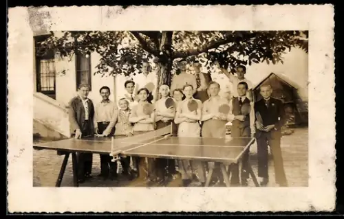 Foto-AK Tischtennisspieler mit Kellen vor der Tischtennisplatte