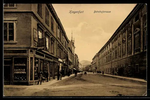 AK Klagenfurt, Partie in der Bahnhofstrasse mit Stehbierhalle
