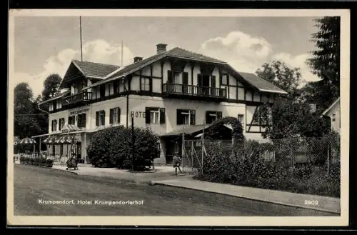 AK Krumpendorf, Hotel Krumpendorferhof, Aussenansicht mit Grünanlage