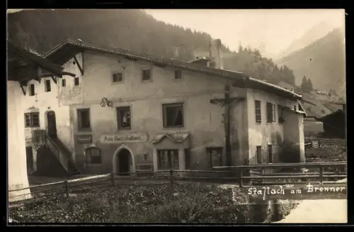 AK Stafflach a. Brenner, Ortspartie mit Frau Bauers Gasthaus