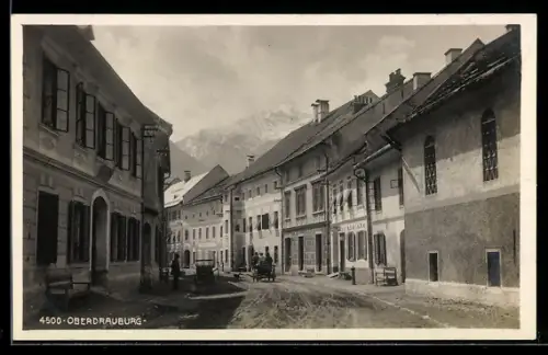 AK Oberdrauburg, Ortspartie mit Gebäudeansicht und Passanten