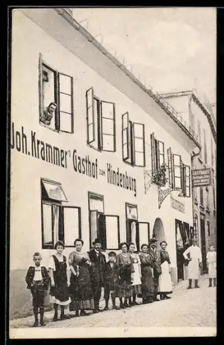 AK Villach, Joh. Krammer`s Gasthof zum Hindenburg, Aussenansicht mit Gästen
