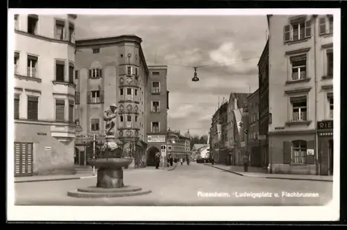 AK Rosenheim, Strasse am Ludwigsplatz und Fischbrunnen, -Fahnen