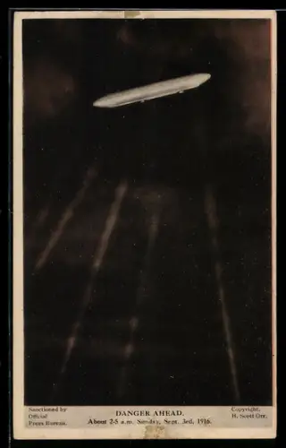 AK Deutscher Zeppelin wird von Suchscheinwerfern angestrahlt, 1916