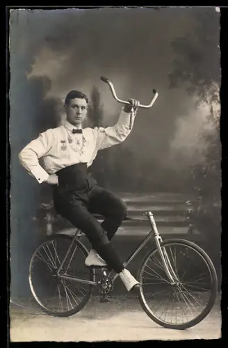 AK Junger Mann mit Fahrrad mit gelöster Lenkstange