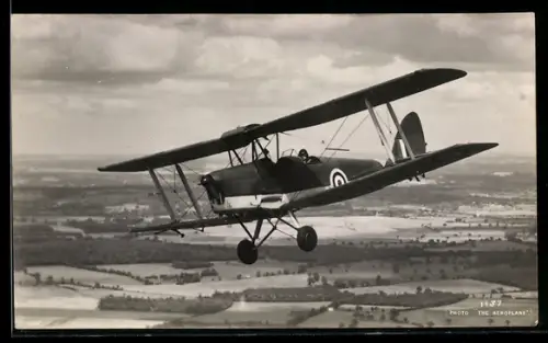 AK Britisches Doppeldecker-Übungsflugzeug im Fluge über Landschaft