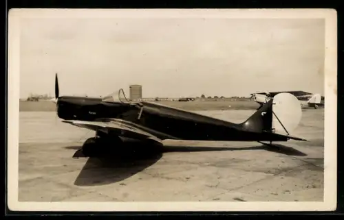 AK Tiefdecker-Übungsflugzeug auf einem Flugplatz