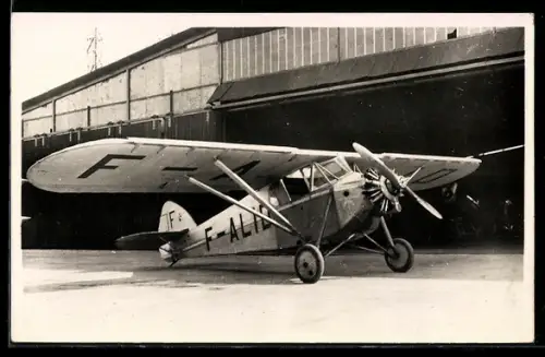 AK Französisches Hochdecker-Flugzeug Potez 36 vor einem Flugzeughangar