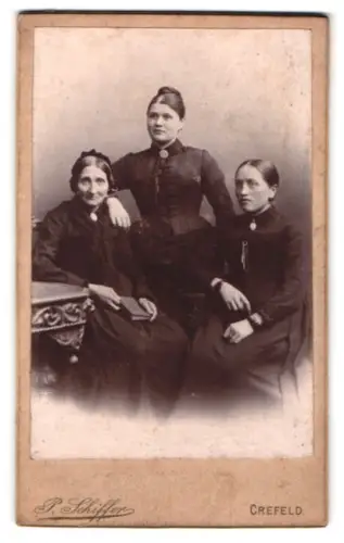 Fotografie P. Schiffer, Crefeld, Drei Frauen in dunkler Kleidung