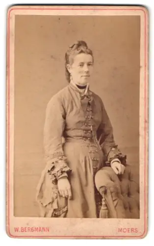 Fotografie W. Bergmann, Moers, Dame in historischem Kleid