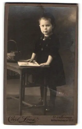 Fotografie Carl Loos, Weidenau, Wilhelmstrasse 79/2, Kind neben Tisch mit Teekanne