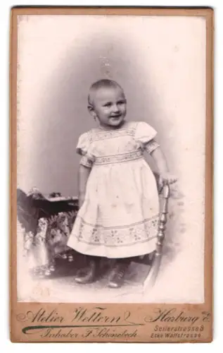 Fotografie Atelier Wettern, Harburg a. E., Seilerstrasse 8, Kleinkind in Spitzenkleid