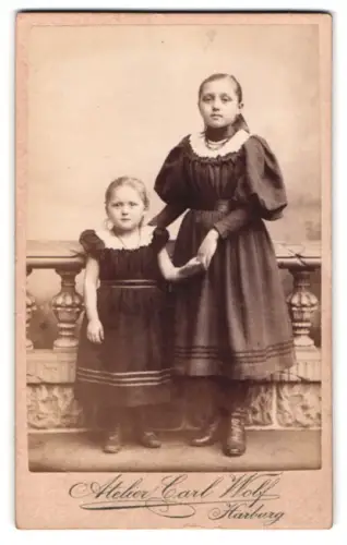 Fotografie Carl Wolf, Harburg, am Kriegerdenkmal, zwei Mädchen in festlicher Kleidung