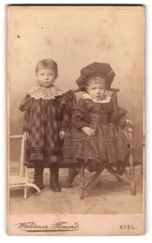 Fotografie Waldemar Renard, Kiel, Sophienblatt 18, Zwei Kinder in zeitgenössischer Kleidung