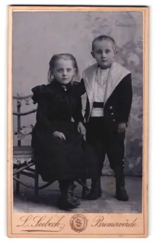 Fotografie L. Seebeck, Bremervörde, Zwei Kinder in traditioneller Kleidung