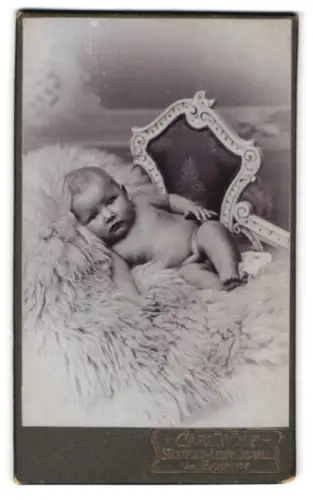 Fotografie Carl Wolf, Stassfurt-Leopoldshall, Baby auf Pelzdecke