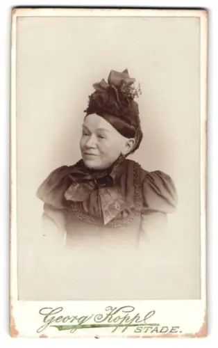 Fotografie Georg Kopp, Stade, Wilhadikirchhof 86, Dame mit elegantem Hut