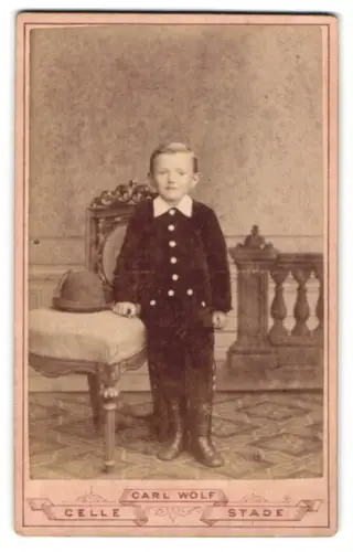 Fotografie Carl Wolf, Celle, Altencellerthor 1, Junge in Anzug neben verziertem Stuhl