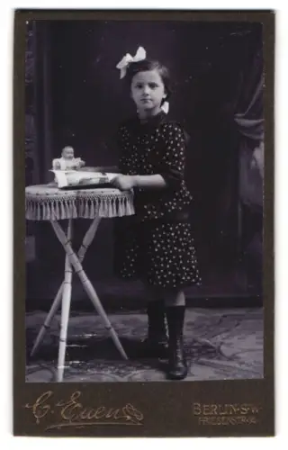 Fotografie C. Ewen, Berlin, Friesenstr 4, Mädchen neben Tisch mit Spielzeugfigur
