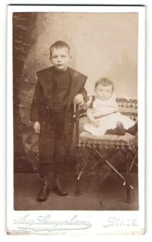 Fotografie Aug. Langerhans, Stade, Grosse Schmiedestrasse 19, Zwei Kinder im Studio