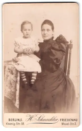 Fotografie H. Schmuckler, Berlin, Koenig-Str. 52, Frau mit Kind auf Stuhl