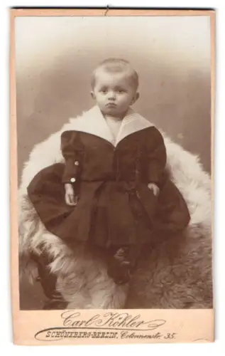 Fotografie Carl Köhler, Schöneberg-Berlin, Colonnenstr. 35, Kleinkind im dunklen Kleid